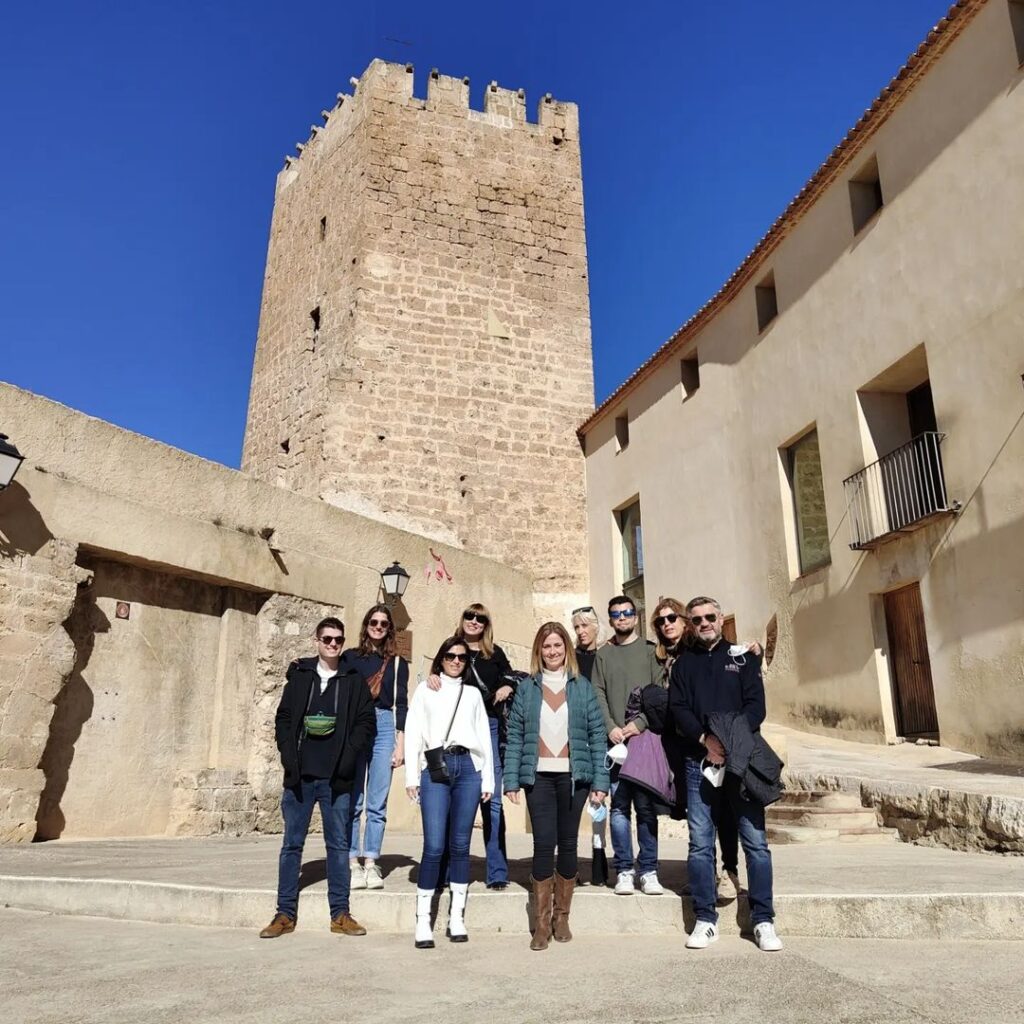 Grupo de visitantes en el castillo de Buñol