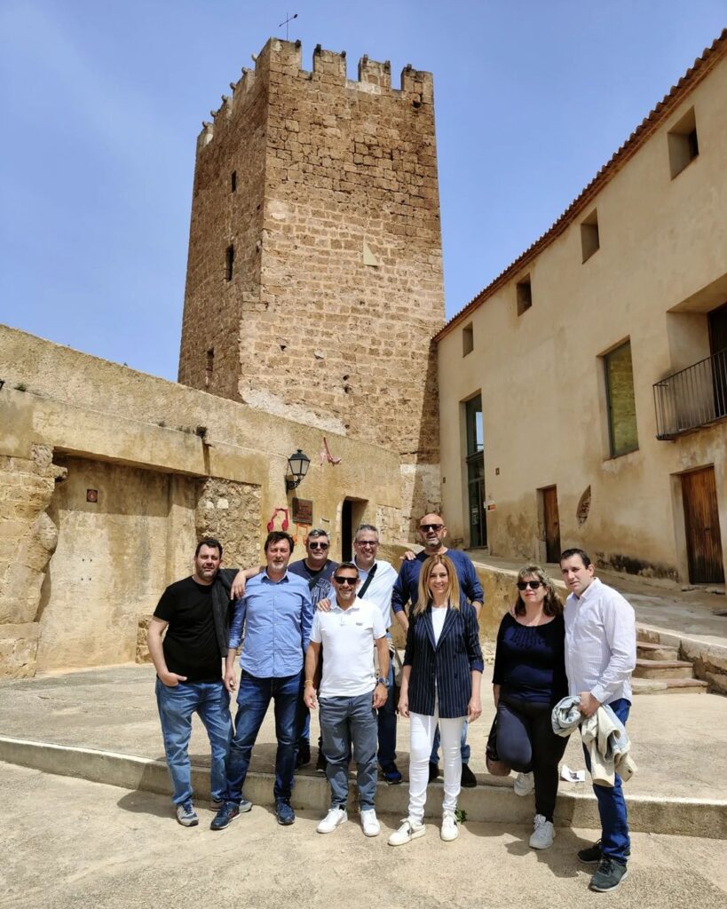 Grupo de visitantes en el castillo de Buñol